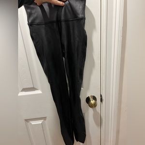 EUC spanx black legging.  no signs of wear. Size small.
